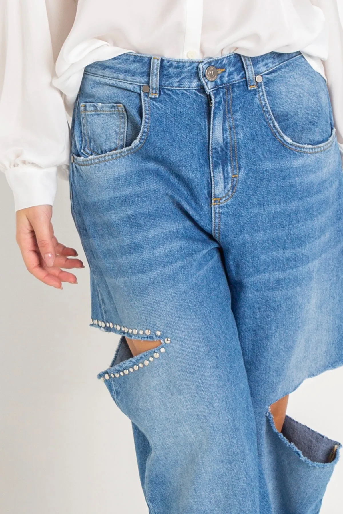 Jeans oversize con tagli