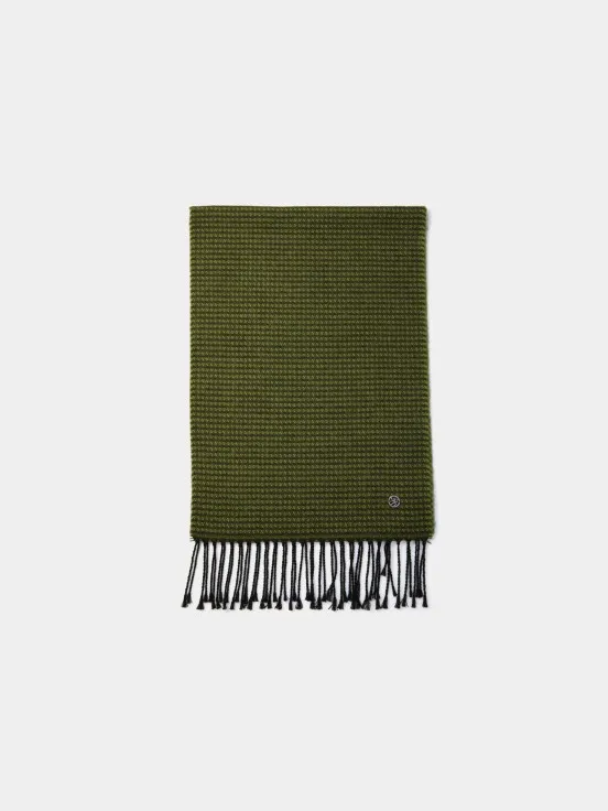 Scarf with geometric pattern